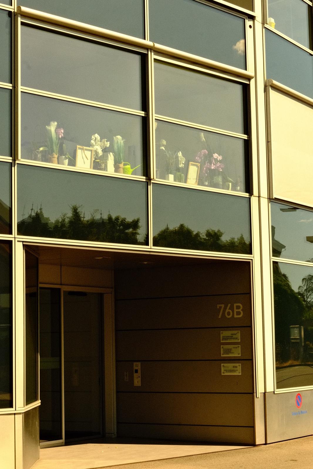 Entrance of the building at 76B avenue de la Roseraie